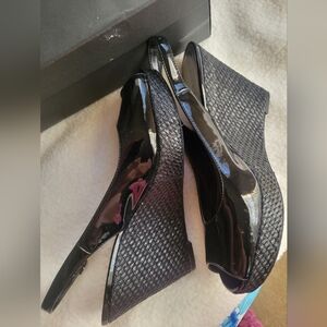 Tahari women's sling back wedge Black Paton sandals Size 9.5